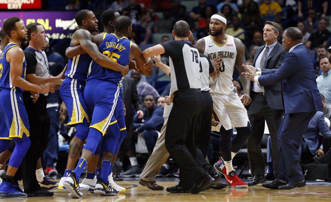 nba球场吉祥物为什么要打人(NBA不为人知的潜规则！菜鸟难逃整蛊，而想泡妞找它准没错)