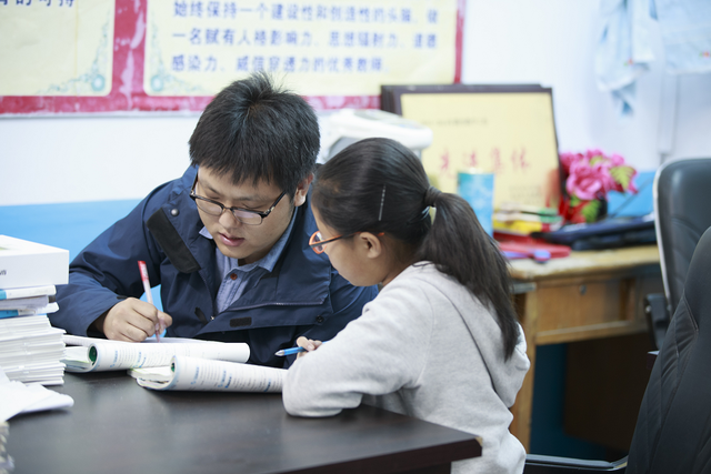 中小学生的困惑：周末不让补课，周中允许补，到底是减压还是增压