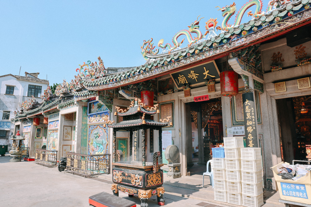 汕头大峰庙用色大胆仿佛屋顶都堆满了金银财宝