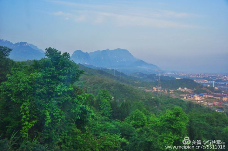 玉壶峰下松涛起，天界佛国掸尘埃！走遍千山万岭，唯天门山独有