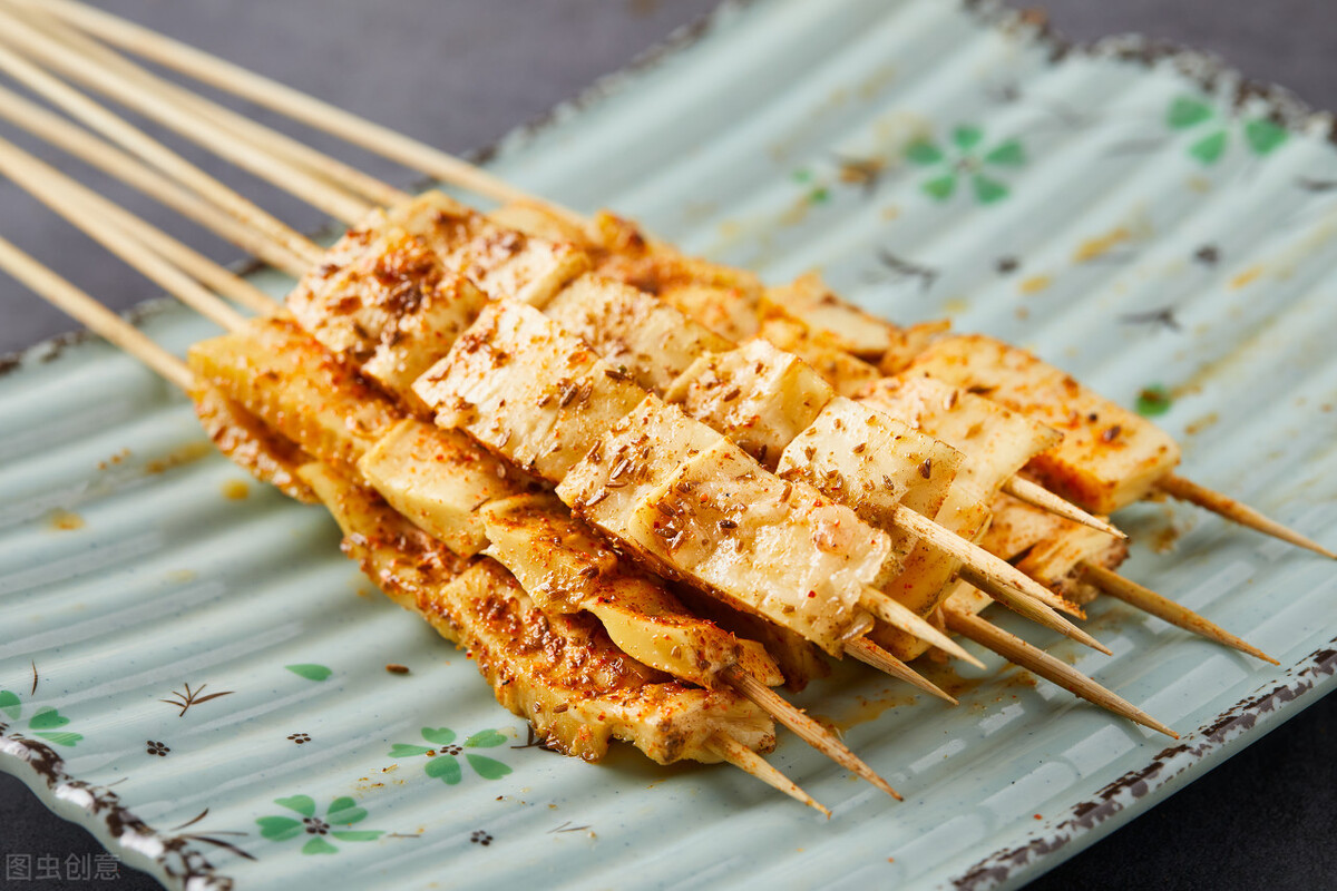 烧烤摊很容易“作假”的5种食材，满满的套路，很多人都喜欢吃