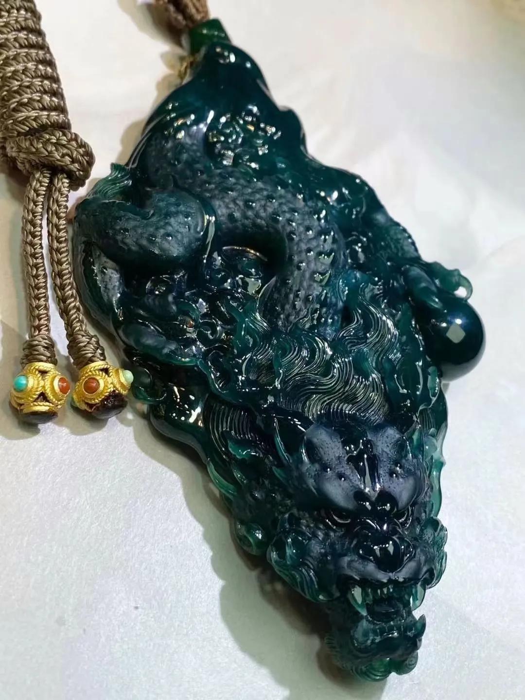 一种是缅甸产的蓝水,一种是南美洲危地马拉产的蓝水翡翠,虽然都可以称