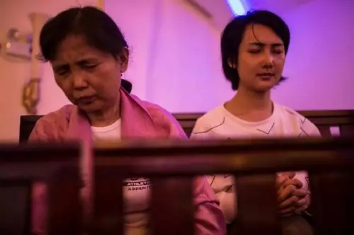 2005年，那个背母上学的男孩刘霆，10年后变性，还在选美比赛获奖