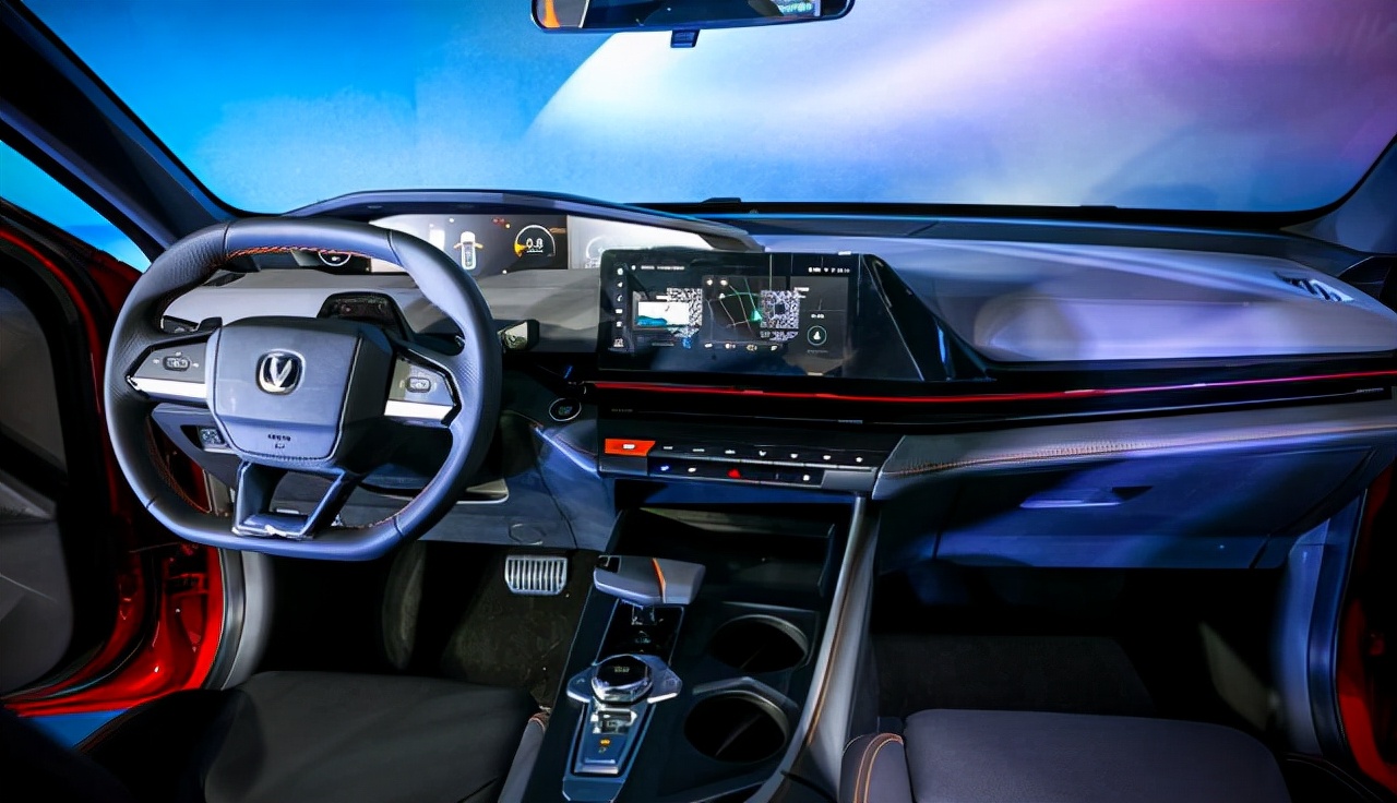 长安UNI系列首款轿车发布：不仅运动科幻，还能变身游戏机