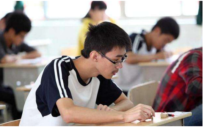 高三学生成绩不好，走单招还是高考，资深班主任告诉你答案