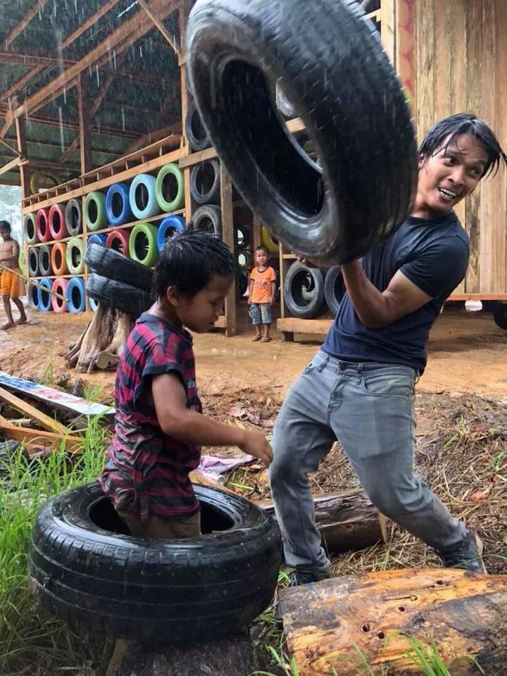 捡破烂交学费，用废品造学校？他建了一所垃圾学校，拯救无数孩子