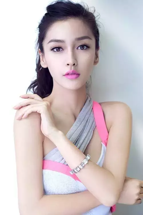 拍照不会摆姿势怎么办,好好学学Angelababy这几个经典的拍照姿势