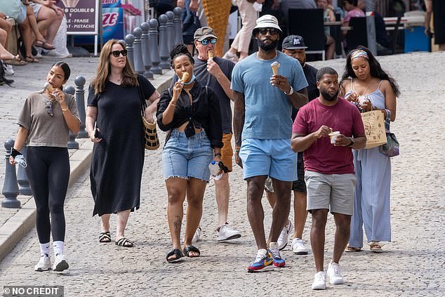 哪些nba球星住在洛杉矶(NBA詹皇乘游艇到法国度假，拿着爱妻的香奈儿，2升大水瓶随时拎着)