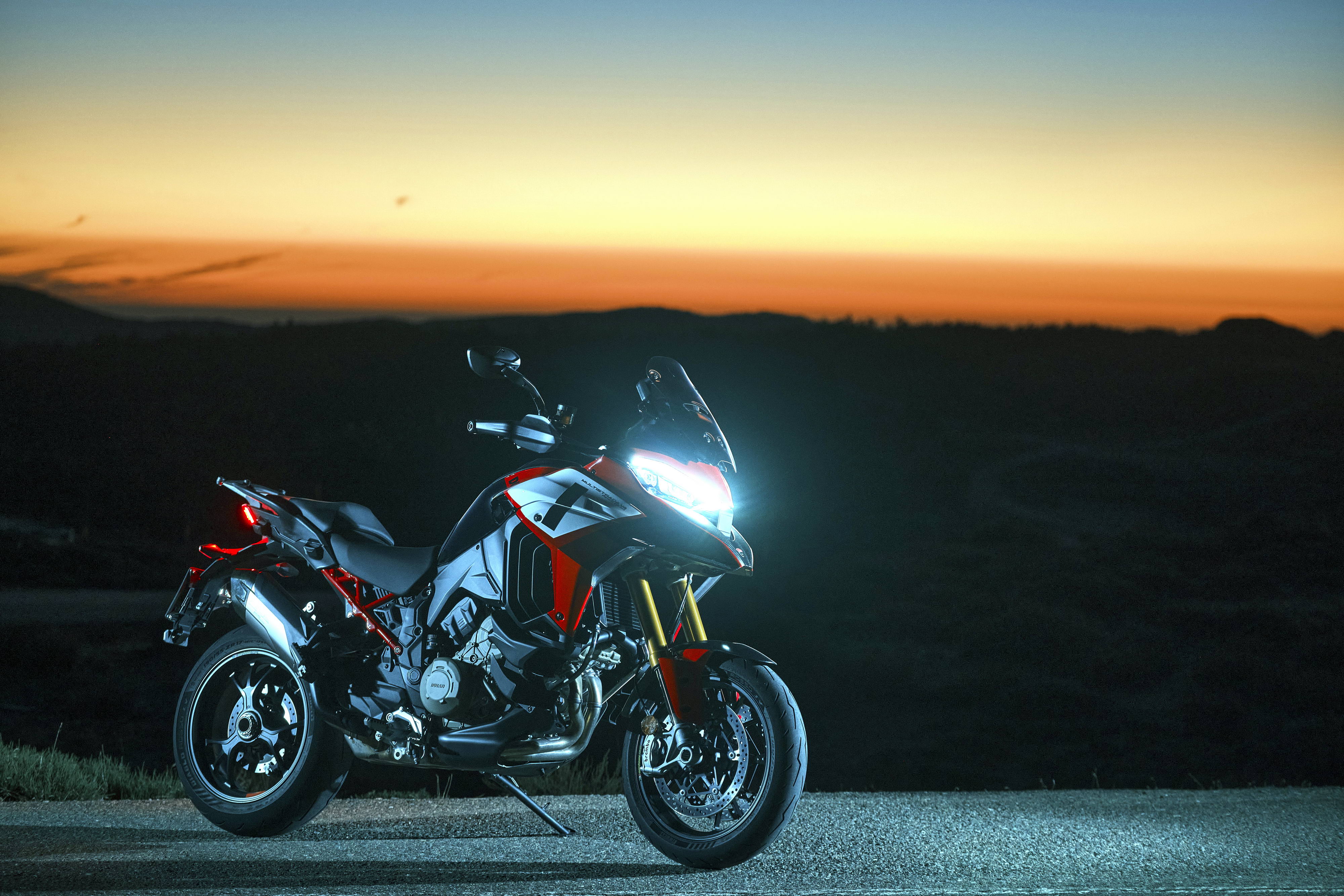 杜卡迪 2022 Multistrada V4 派克峰版 户外特写
