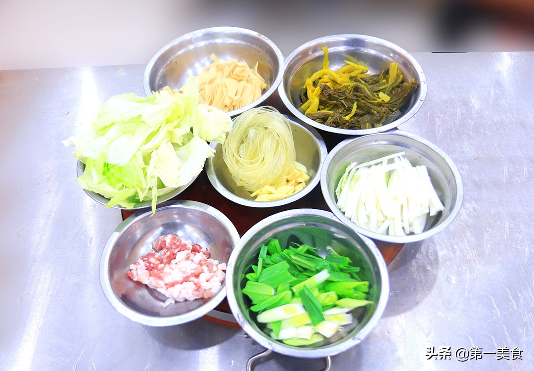 图片[2]-【酸菜炖锅】做法步骤图 酸爽开胃 真暖和-起舞食谱网