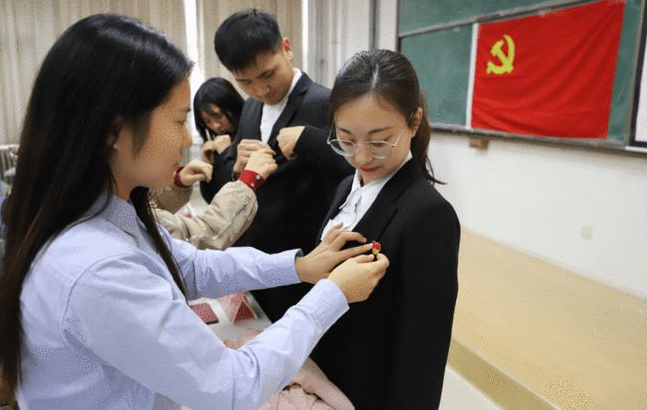 大学毕业后怎么入党（大学生入党也有）