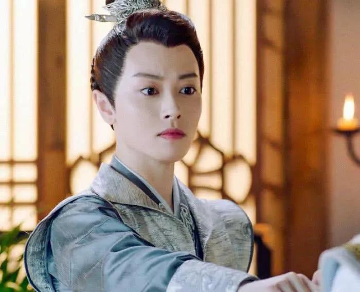 别以为贴个胡子就是女扮男装，这6位女星的男装太帅，真不糊弄人