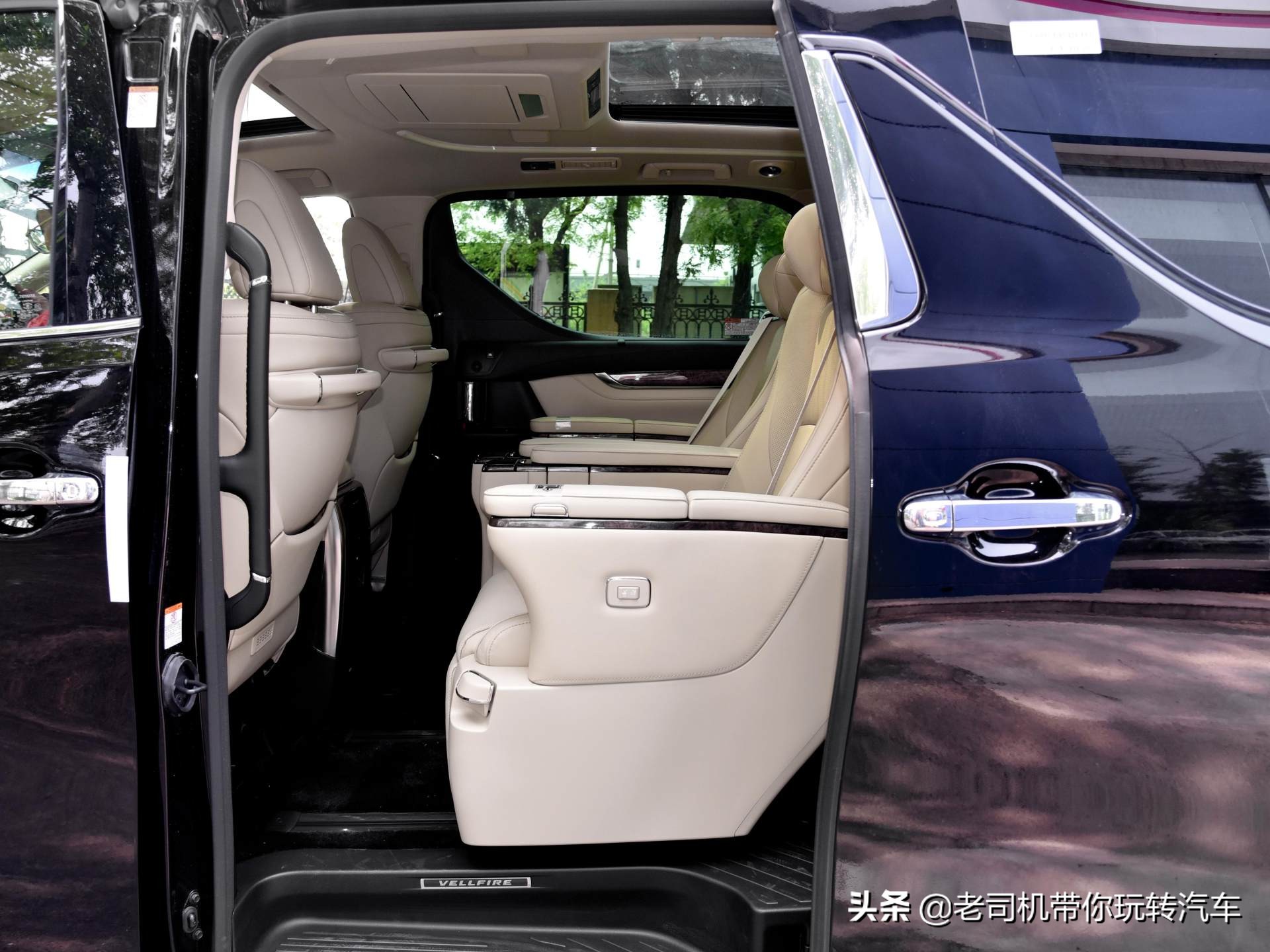 豪华还不加价，航空座椅MPV，7.1L油耗带四驱，带你看丰田威尔法
