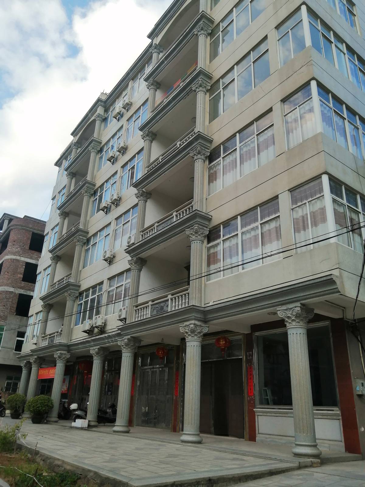 农村怪象：为何现在的自建房外墙不再贴瓷砖，而是选择喷真石漆？