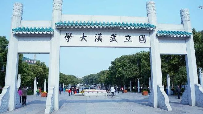 武汉大学，东湖之滨，珞珈山上，这是我们亲爱的学堂