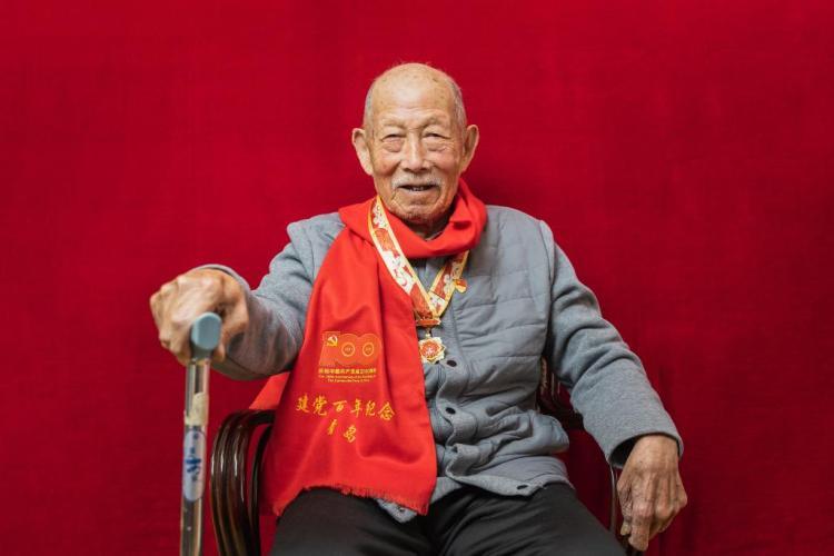 丹心一片 风华百年｜忘记儿女名字，忘不了唱红歌