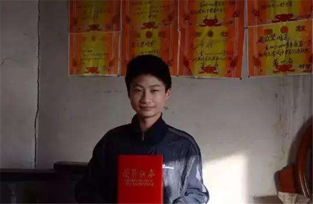 捡废品照顾瘫痪母亲，以744分考入清华3年的庞众望，现状如何