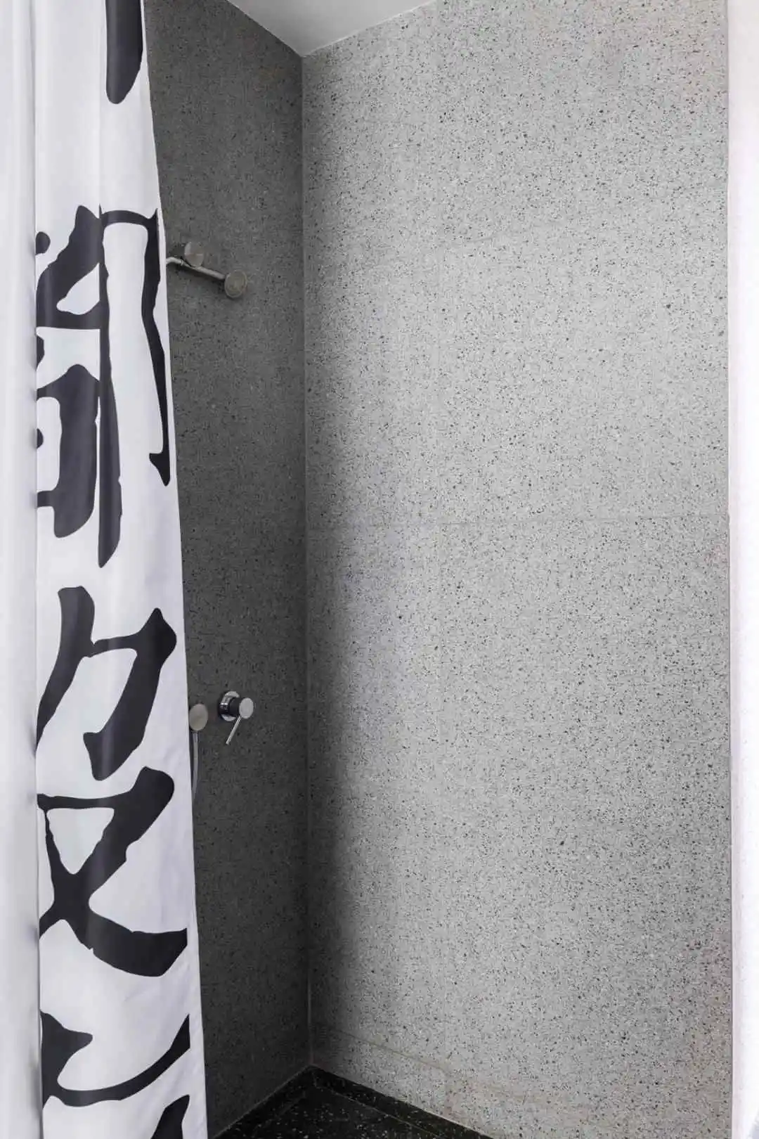 上海80㎡空无一物，厨卫打通，藏了升降客厅，这操作神好用