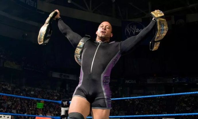 戰爭之王MVP，因搶劫入獄9年，後成為WWE冠軍的勵志傳奇