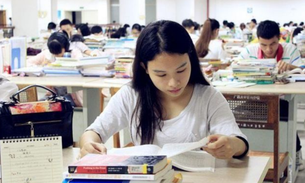 当代大学生内卷现状，背着同学学习成流行，上学堪比“大型宫斗”