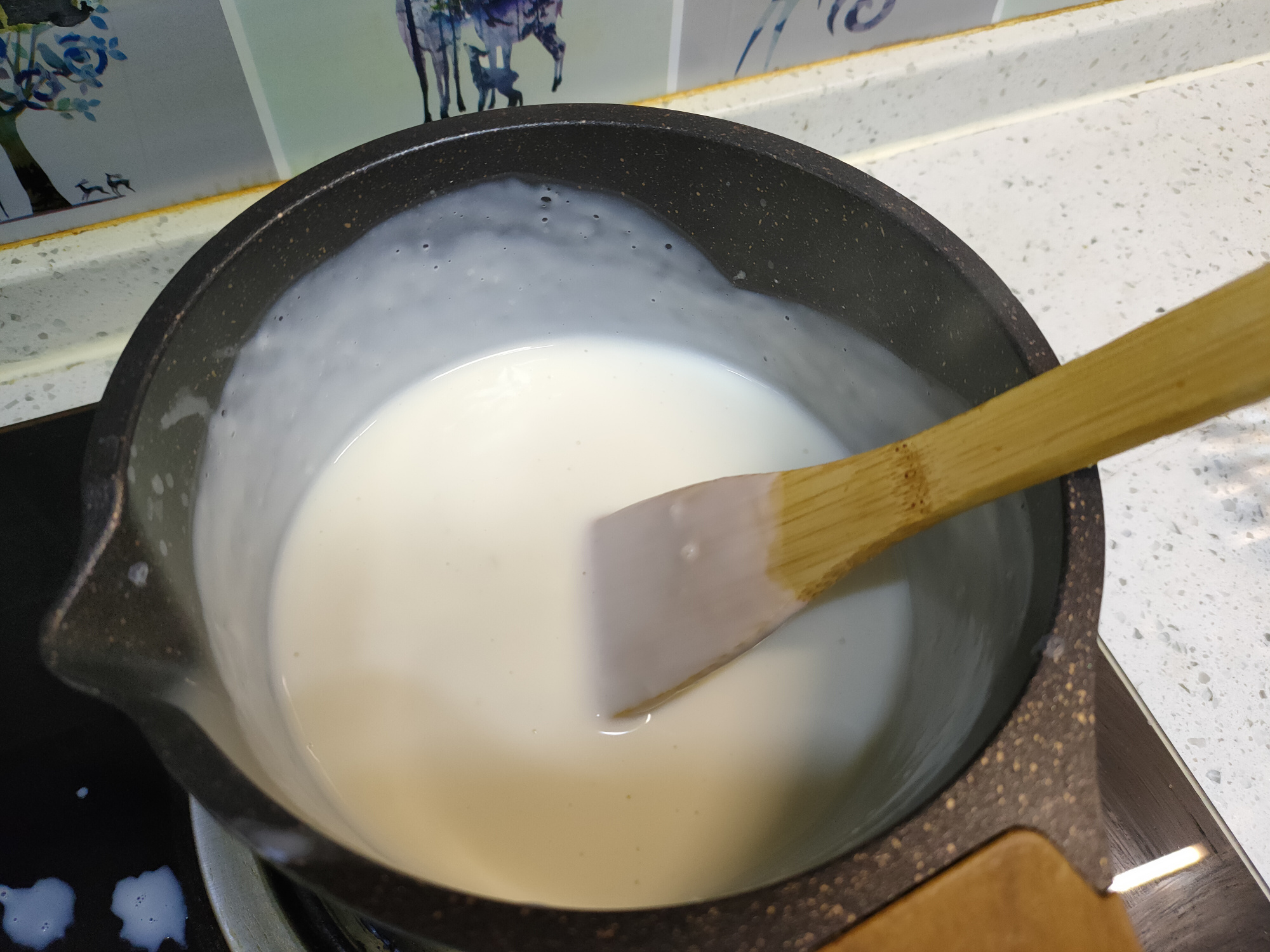 把牛奶倒进锅里，简单几步就能做出小布丁雪糕，香甜松软无冰渣