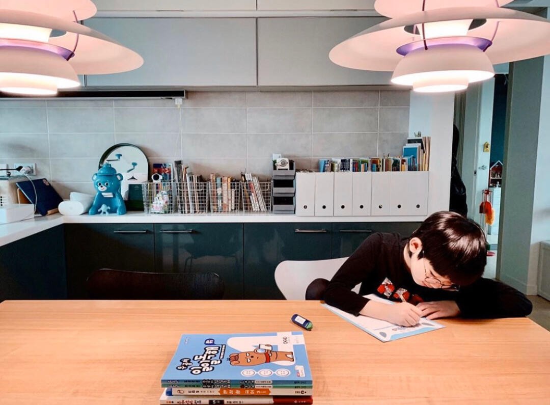 【親子宅設計精選】韓國太太營造閱讀風小家走紅，堅持客廳不掛電視，這氛圍太治愈了