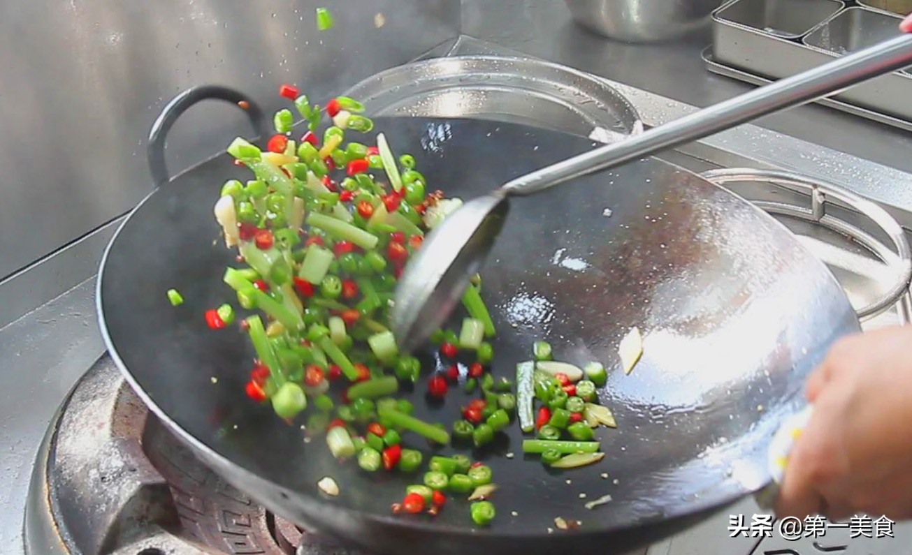 干锅肥肠掌握这个技巧，肥肠鲜香酥脆，不老不嫩，连吃两碗米饭