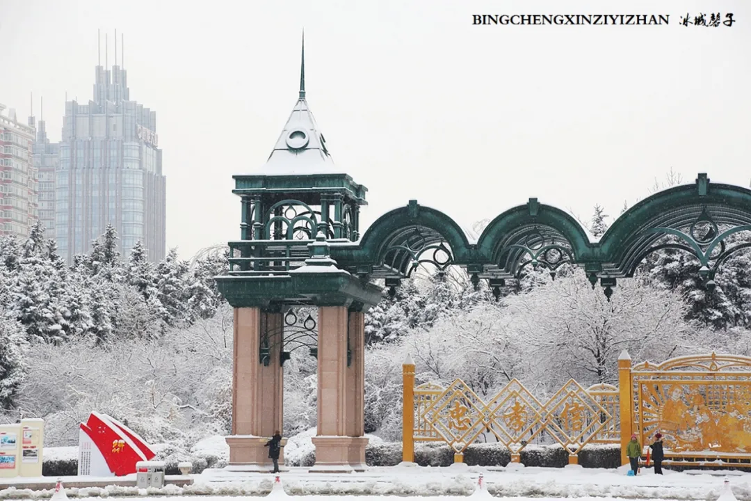 冰城暴雪冻雨之时，却让哈尔滨成为冬的水墨画卷