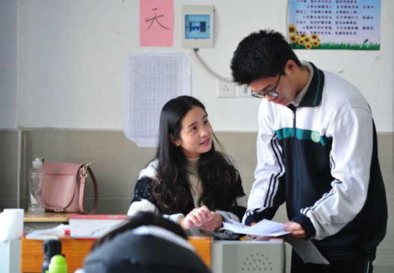 年轻女教师训00后学生，“最萌身高差”成亮点，场面凝重却好笑