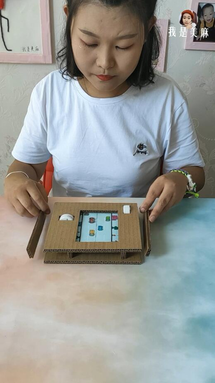 妈妈用废纸箱给儿子做了个小玩具，用两根手指就能玩，画面很逼真