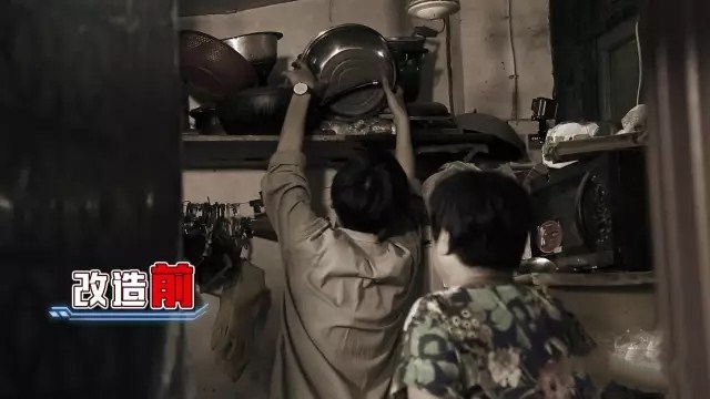 北京胡同18m²老房，24小时开灯生活，父亲睡在女儿女婿上铺