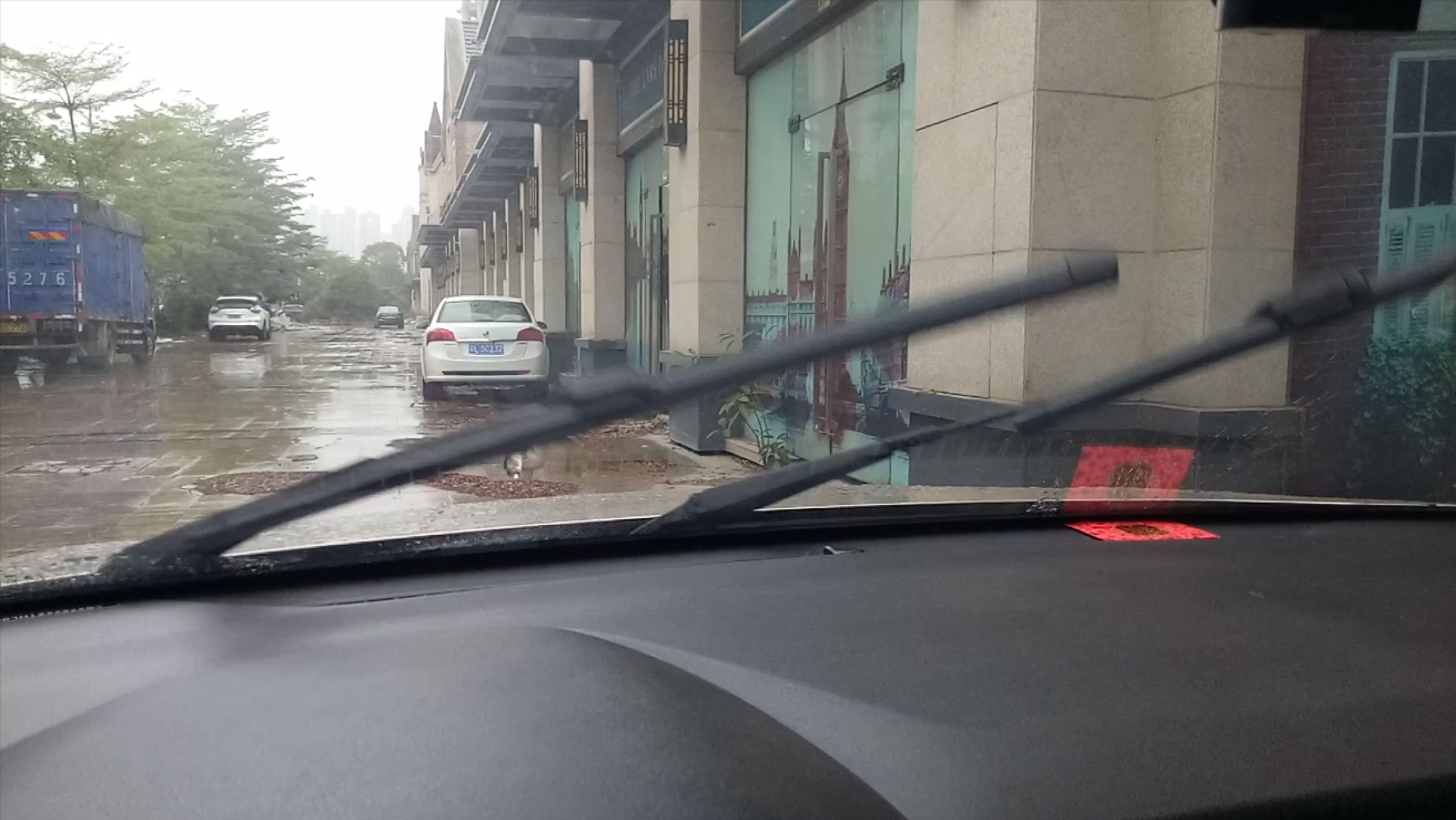 雨刮器到底如何正确使用？老司机手把手再演示一遍，好多新手不懂