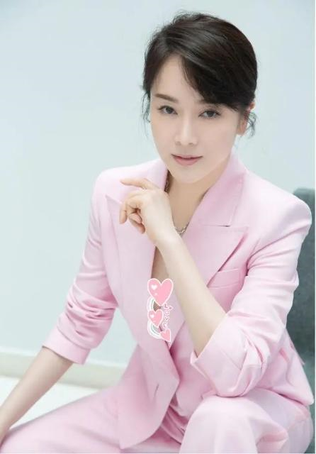 又被44岁左小青美到了，穿黑色卫衣配百褶裙亮相，少女感爆棚