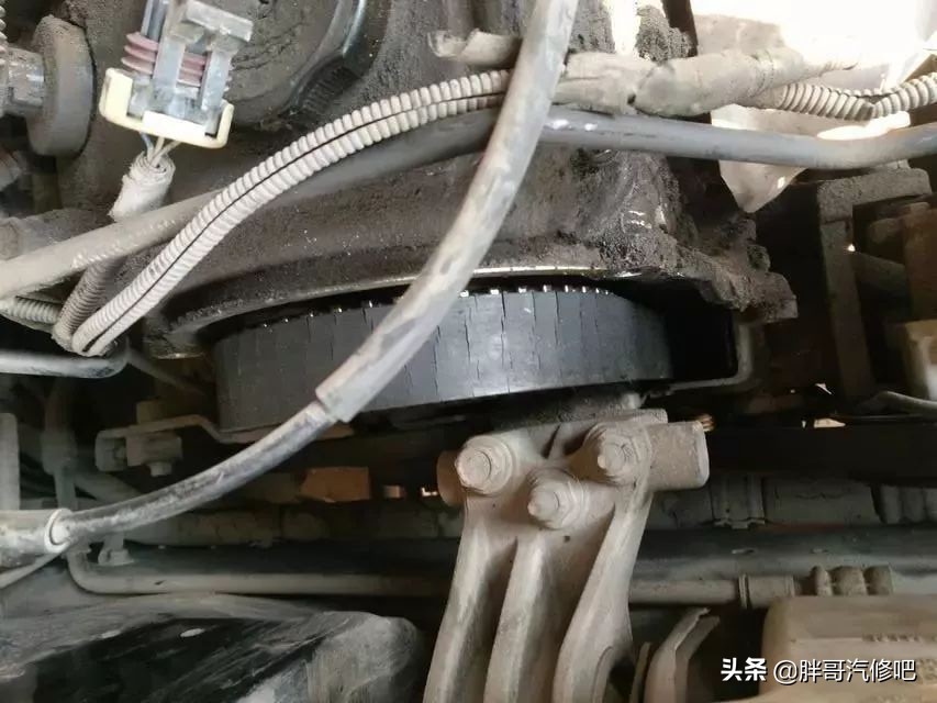 车主疏忽跑断正时，后果很严重气门“被顶”，老车一定要维护检查