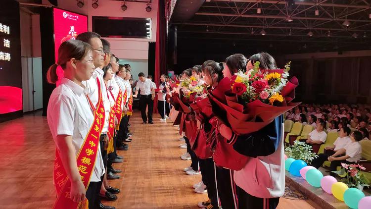 守望初心 最美绽放--乾县一中隆重庆祝第37个教师节
