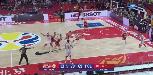 周琦为什么在nba上发球(周琦关键发球为何如此业余？央视名嘴一言道破：不要一味追求NBA)