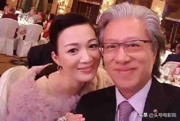 《鹿鼎记》23年后陈小春翻红，7个老婆有人如少女，有人涉嫌绑架