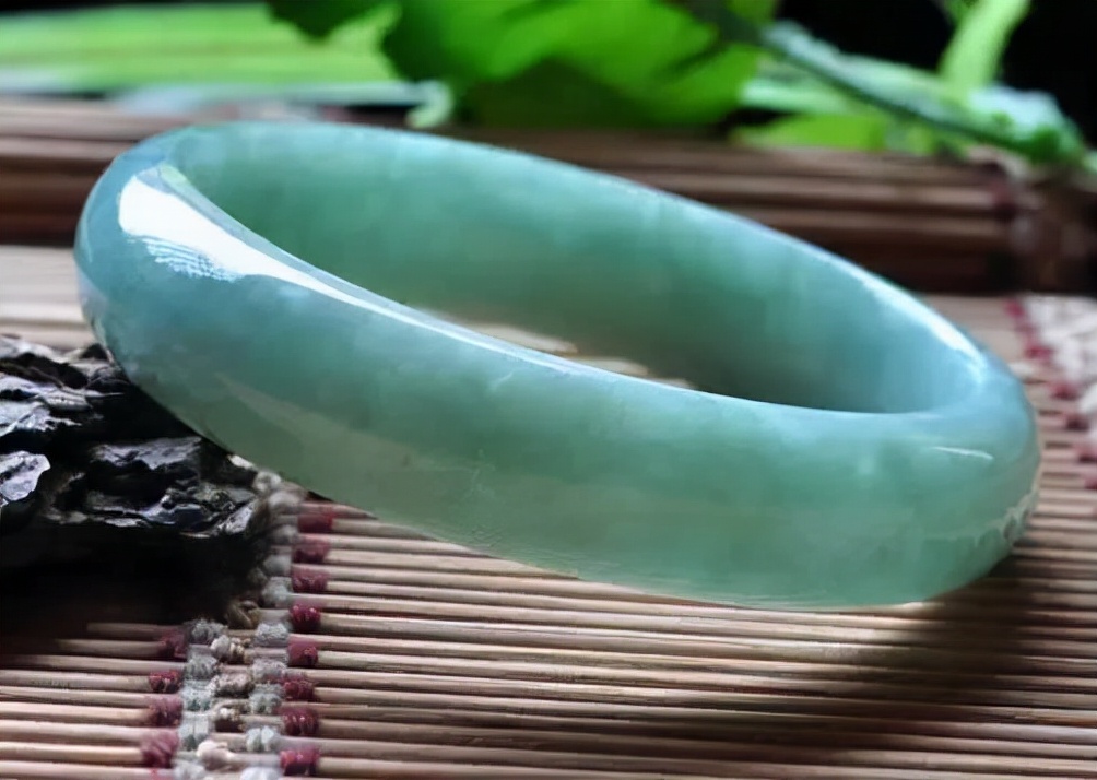 为什么翡翠手镯会越来越贵?快来看看你的手镯现在值多少钱