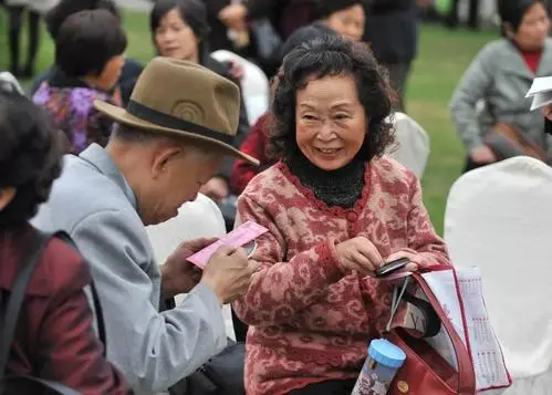 “保姆式有偿陪伴”的生活，70岁老人坦言：钱能解决的就用钱解决