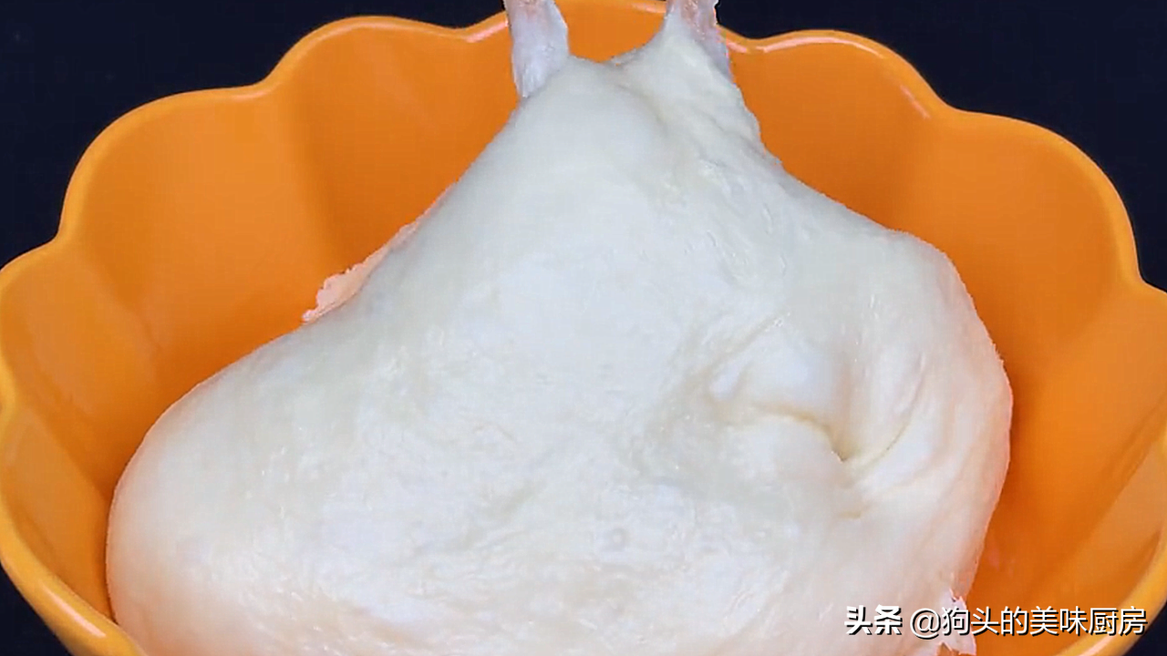 发糕这样做，不用揉面，一搅一蒸就出锅，松软香甜，比面包还好吃