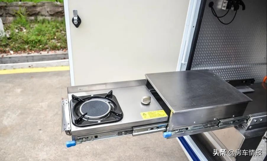 能下地库的依维柯房车来了，车高2.49米还能住6口，国内首创！