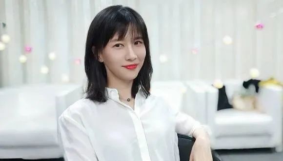 凭自己努力走红的8位女网红，一个比一个拼，有人因一条裙子爆火