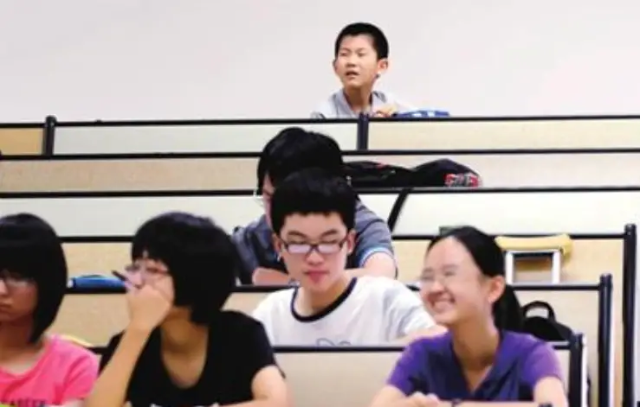 他2天半上完小学，10岁考进大学，如今传言：压力过大已经退学