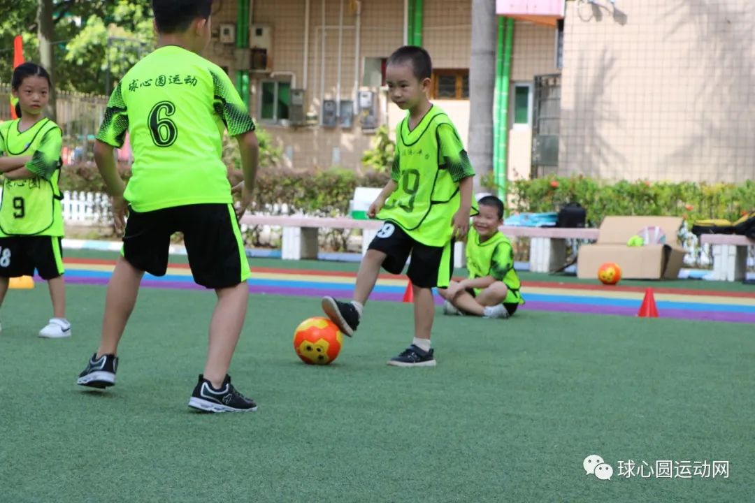 世界杯为什么要带个小孩进场(踢球，不仅会让孩子们快乐，也让他们更健康，更容易融入社会)