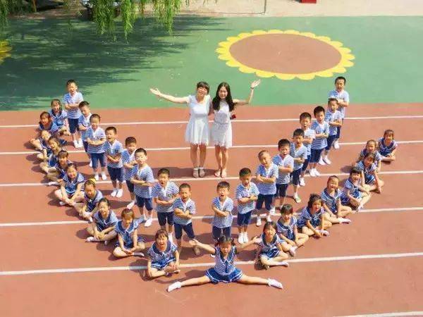 小朋友完胜大学生,幼儿园毕业照创意摆拍,解锁集体照正确姿势