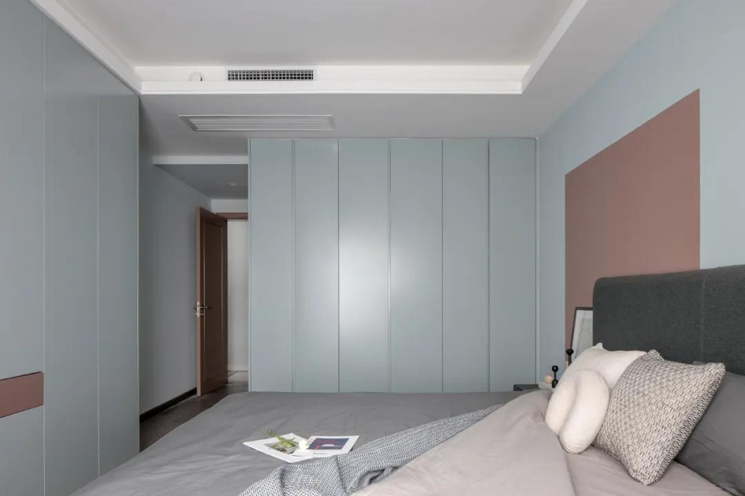 淺灰藍+灰珊瑚，成都135㎡三世同堂的家，實用與美貌兼具