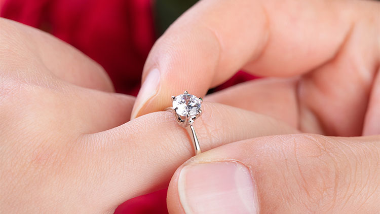 首选婚戒，怎么让新娘成为满场焦点？