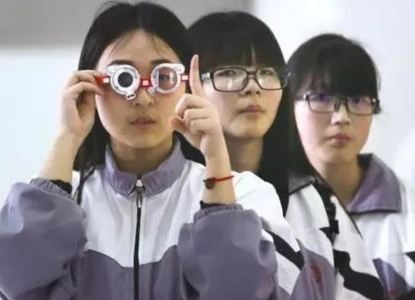 大一新生因体检不过关，入学5天就被学校劝退，他未来何去何从？