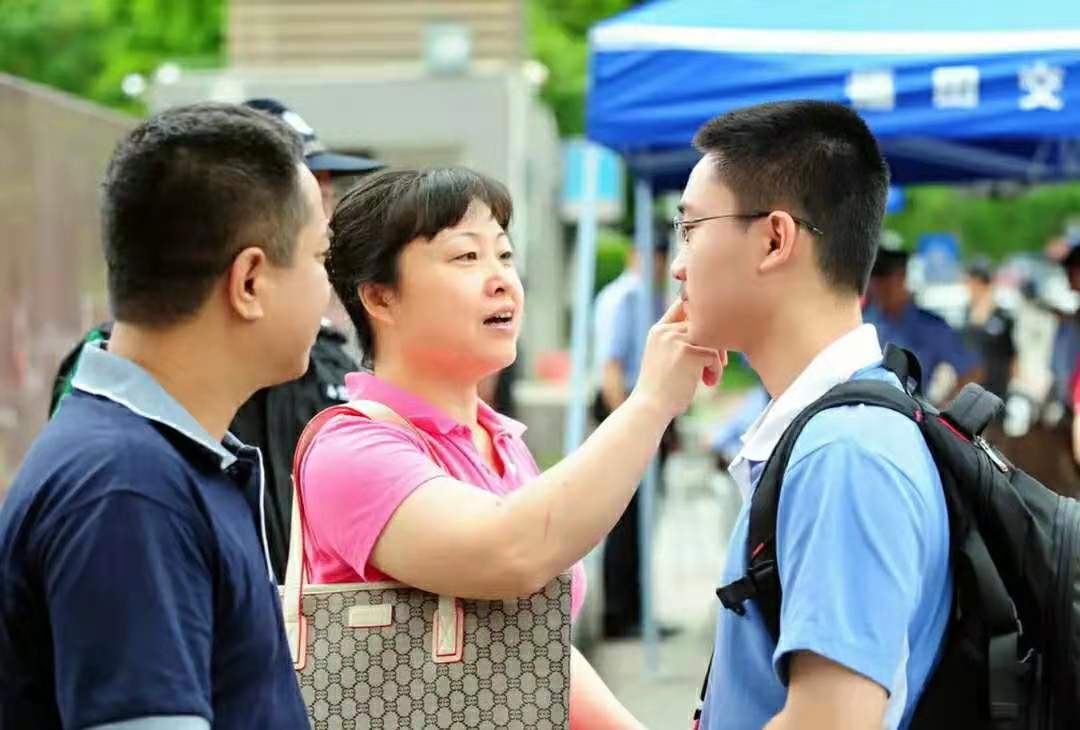 双胞胎学霸考上清华北大，高考都是652分，家长做梦都笑醒