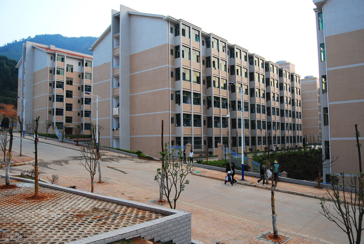 分数低选这3所大学，行业背景深厚就业质量好，低分生照样逆袭